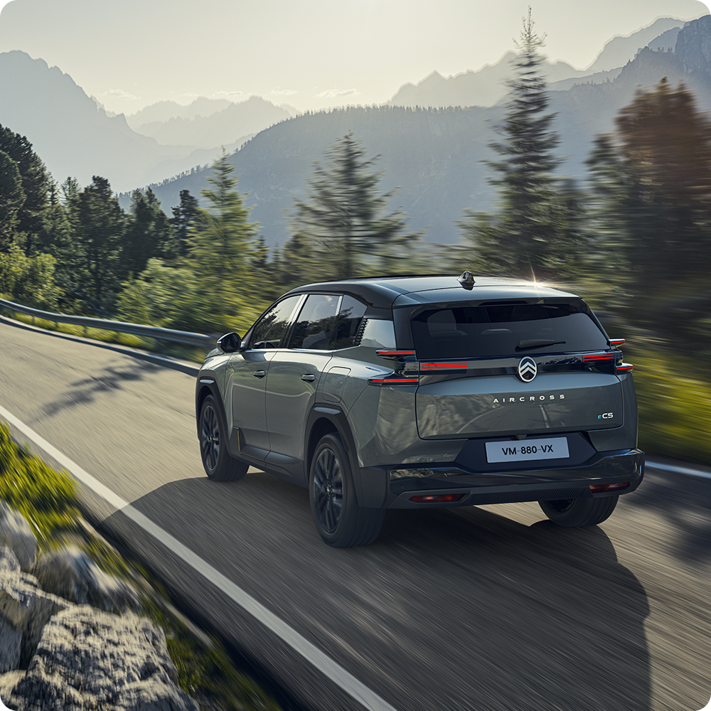 Rear three‑quarter view C5 Aircross highlighting efficiency, technology, safety and flexible driving with or without charging