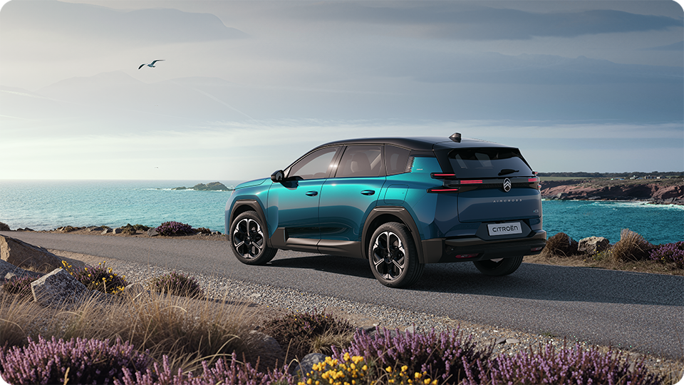 Dreiviertel-Heckansicht des Citroën C5 Aircross Emeraude; zeigt die Citroën Light-Wings-LED-Heckleuchten und das großzügige Design des Familien-SUV