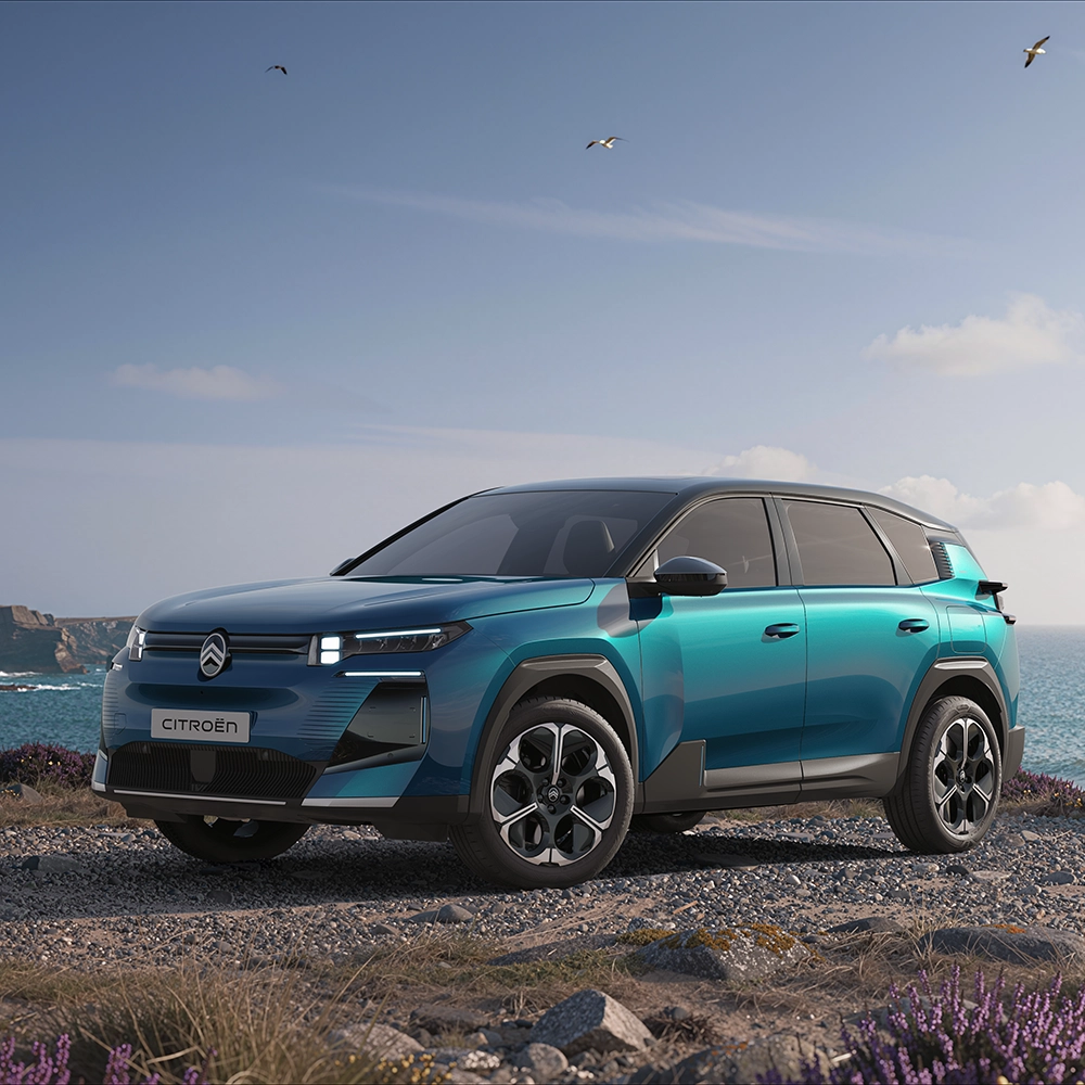 Dreiviertel-Frontansicht des Citroën C5 Aircross Emeraude mit Citroën LED-Lichtsignatur und markantem Design, Familien-SUV