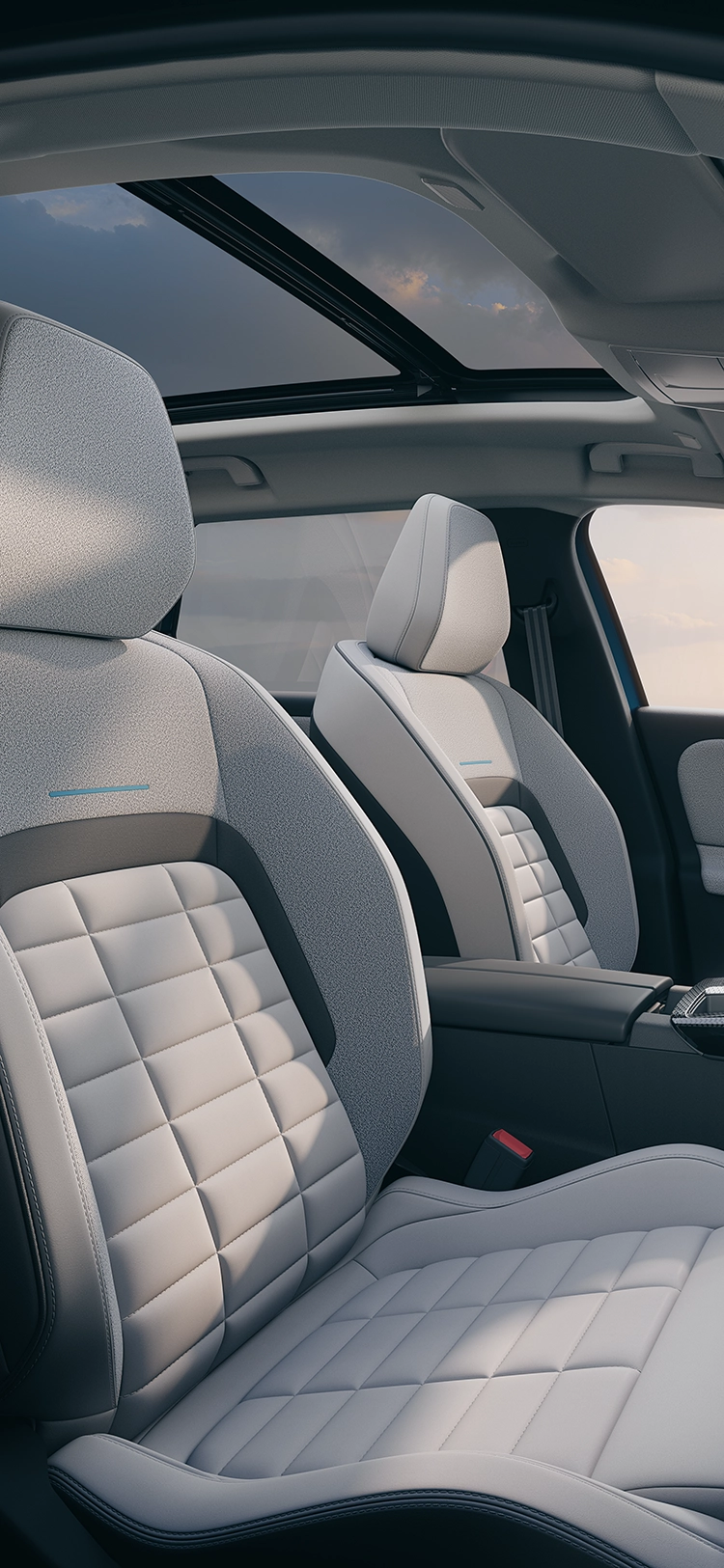 Seitliche Innenansicht des Citroën C5 Aircross Emeraude; zeigt die Citroën Advanced Comfort Sitze sowie das großzügige Platzangebot und die Alltagstauglichkeit des Familien-SUV